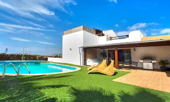 Lajares Villa | VillaTommy heated pool, hottub, fast wifi
