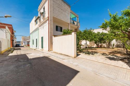 Santa Maria al Bagno House | Villino Salsedine by BarbarHouse