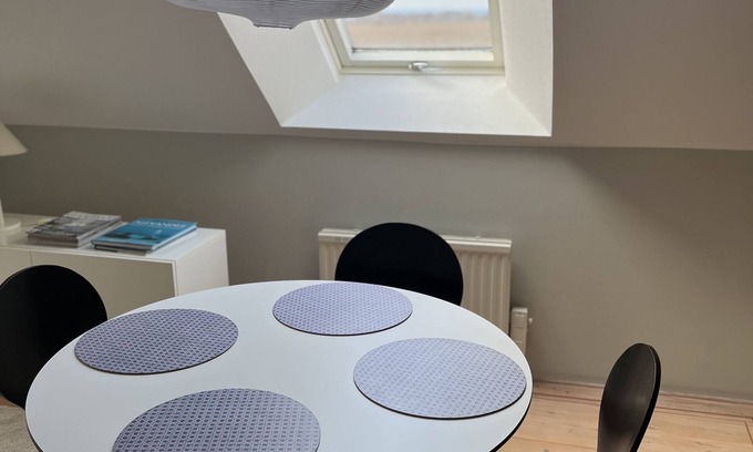 Bastad Apartment | Vindsvåning på Gård med Utsikt Över Fält och hav