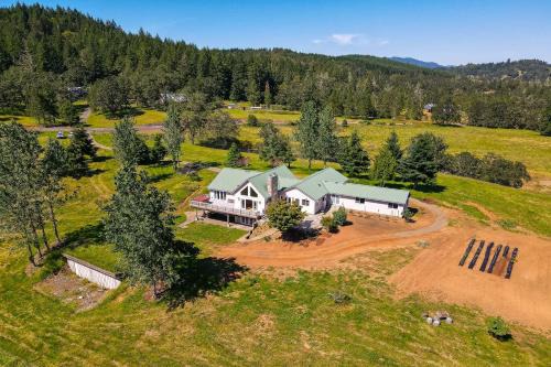 Oakland House | Vineyard Farmhouse in Oakland with Hot Tub!