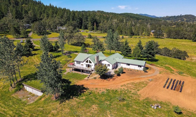 Oakland House | Vineyard Farmhouse in Oakland w/Hot Tub!