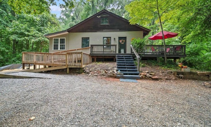 Lynn House | Vineyard Mountain Cottage on 7 Acres - Private yet Close to Town!