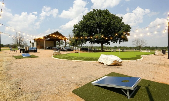 Fredericksburg House | Vineyard views~Fire Pit~Longhorns~Ping Pong~Golf