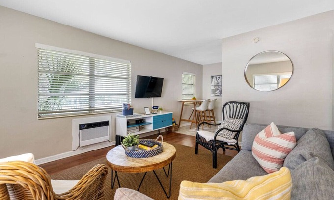 Historic Old Northeast Apartment | Vinoy Beach getaway, Fun in the Sun Close to bars!