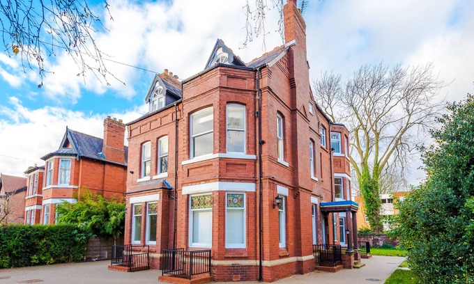 Offerton Apartment | Vintage 2 bedroom apartment with free parking