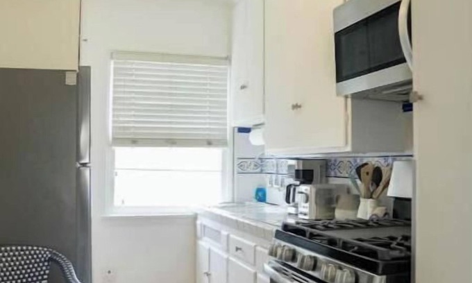 North of Wilshire Apartment | Vintage and Cozy Studio in Santa Monica - C