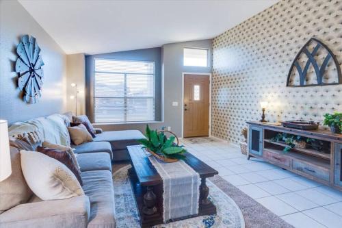 Avondale House | Vintage Avondale Getaway w Spa