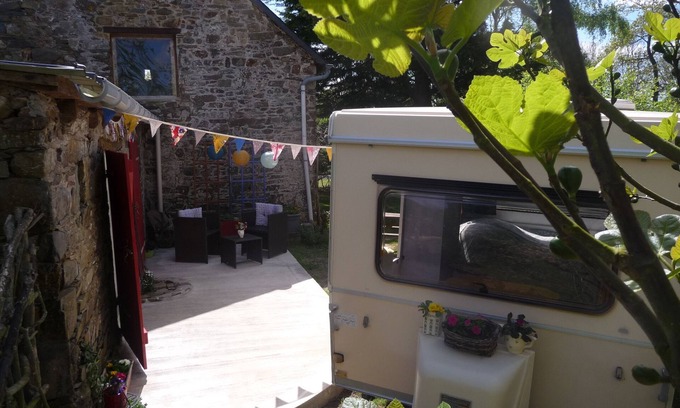 Pleudaniel House | Vintage caravan with private bathroom & kitchen