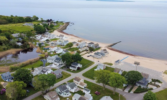 Old Lyme House | Vintage Cottage by the Sea - Walking Distance to the Beach - Old Lyme