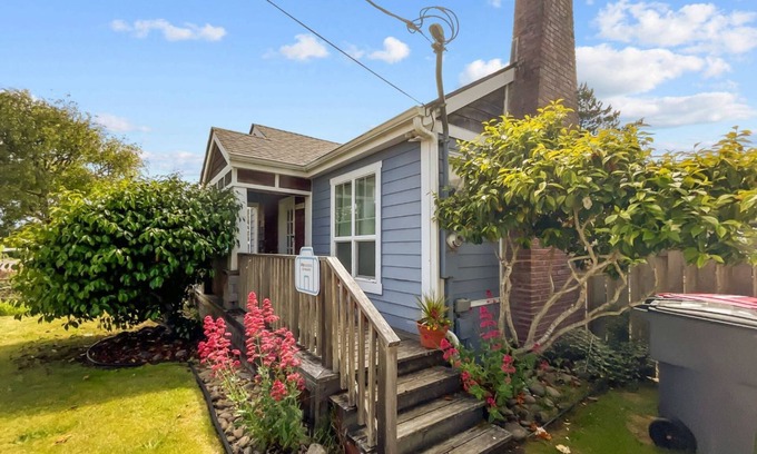 Seaside House | Vintage Cottage, Pet Friendly, 3 Blocks from Beach & Promenade, Fenced Backyard, Hot Tub & Fire-Pit