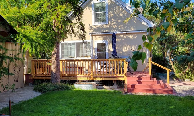 Baker City House | Vintage Cottage Sleeps 8 - Minutes from Baker City Downtown!