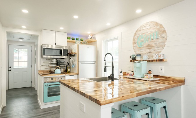 Gainesville House | Vintage Cottage walking distance to University of Florida