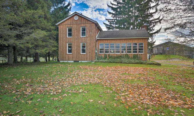 Cambridge Springs House | Vintage Farmhouse ~ 2 1/2 Mi to Mount Pleasant Ski