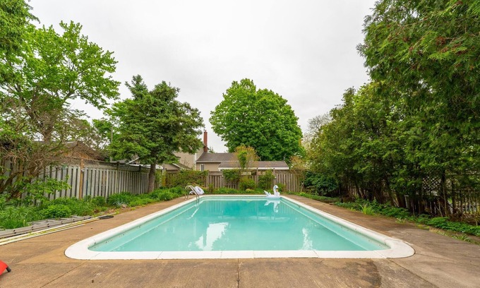 Niagara Falls House | Vintage Inspired Getaway with Pool and Hot Tub