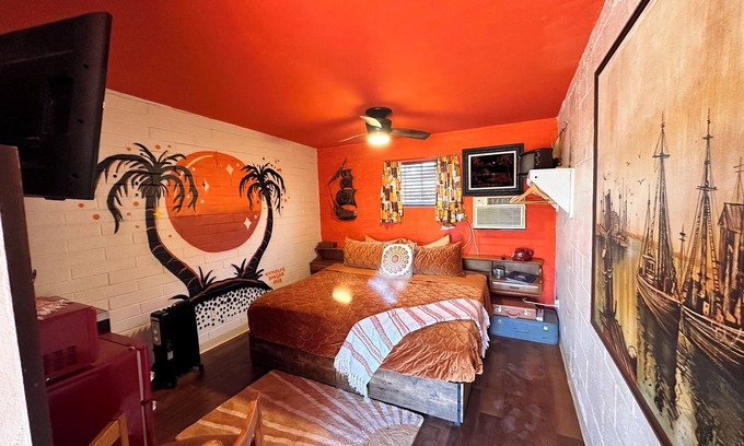 Tucson Hotel | Vintage Motel Room in sunny Tucson with WiFi, AC "Tequila Sunrise"