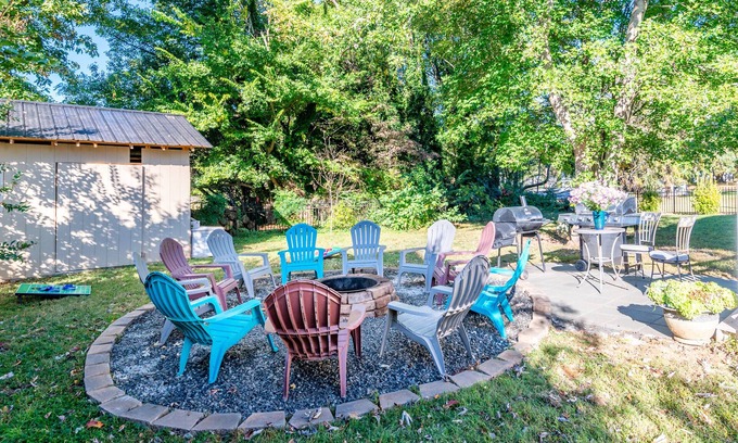 Mayhew House | Vintage Retreat near Stutts Marina