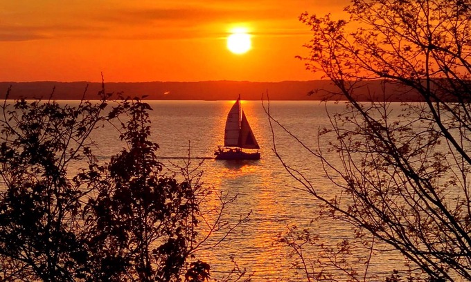 Red Point Cottage | Vintage Waterfront Cottage with Stunning Sunsets