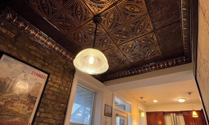 Lakeview Apartment | Vintage Wrigleyville Apartment with Parking