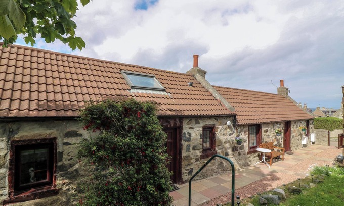 St Combs Cottage | VIOLA COTTAGE, pet friendly, character holiday cottage in Fraserburgh