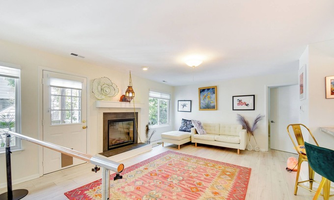 Northeast Virginia Beach Condo | Virginia Beach Condo w/ Balcony, 1 Block to Beach!