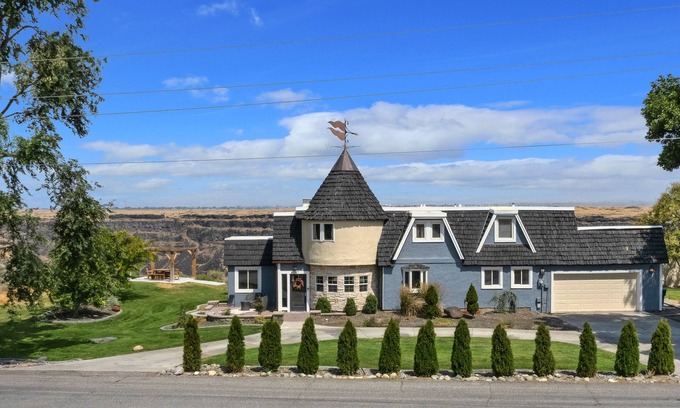 Twin Falls House | Vista Cliff House, Stunning View from Canyon Rim next to walking/bike trail!