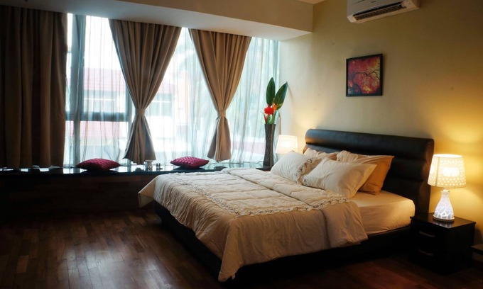 Downtown George Town House | Vista King With Attached Bathroom