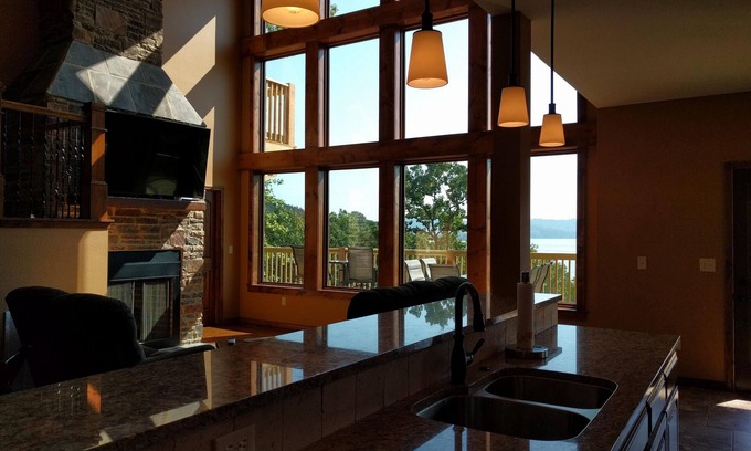 Ridgedale House | Vista Lakeside Lodge - on Table Rock Lake