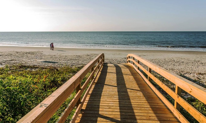 Saint Simons Island House | Vista Soleil: Park your car and walk to the beach, restaurants, shops and more