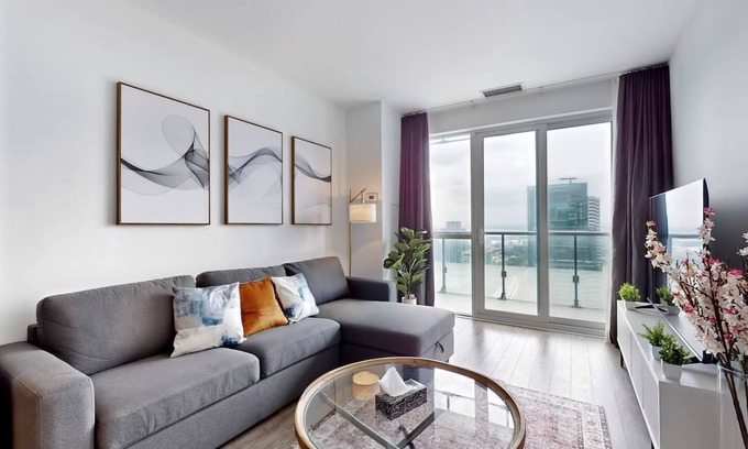 Toronto Entertainment District Hotel | Vista Suites - Downtown 1BR - Rooftop Pool/Gym/Hot Tub