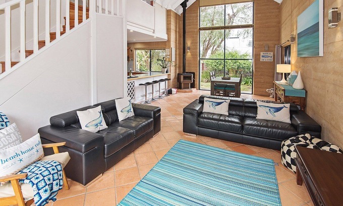 Dunsborough House | Vitamin Sea- WIFI, secure courtyard, Wood fire