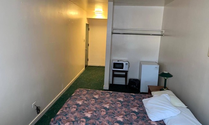 Neepawa Hotel | Vivian Motor Hotel