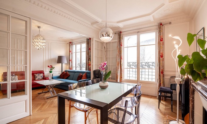 Saint-Lambert Apartment | Vivid, Vivace, by Veeve