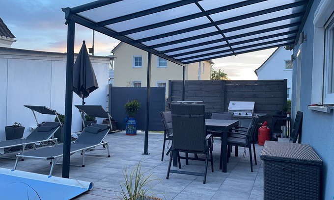 Memmingen House | Voll Ausgestattetes Modernes Ferienhaus mit Pool und Garten in Ruhiger Lage