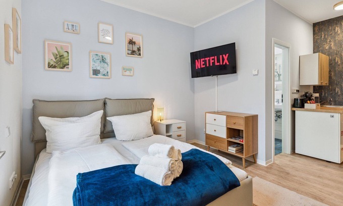 Eichwalde Apartment | Vorstadtoase für 2 - 2023 eröffnet - Netflix, Parken, Queensize-Bett, Nähe BER