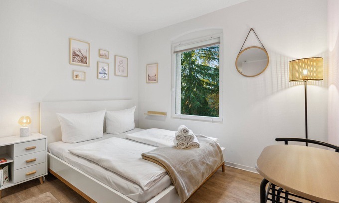 Eichwalde Apartment | Vorstadtoase für 2 - Netflix, Parkplatz, Nähe BER, Queensize-Bett