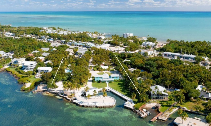 Islamorada House | Voted best boutique resort in Islamorada! Beach, dockage, pool + more!
