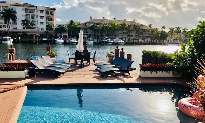 Hendricks and Venice Isles House | VOTED BEST FORT LAUDERDALE LOCATION! WALK TO SHOPS, RESTURAUNTS, & BEACH.