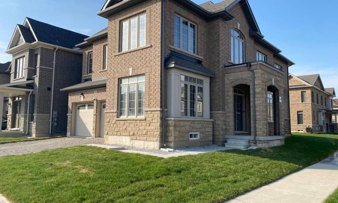 Brampton House | VRBO 6 Queen Beds in 6 Bedrooms with 3 Bedrooms Having Attached Bath
