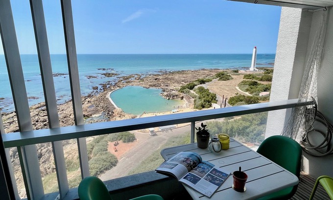 Les Sables d'Olonne Apartment | Vue imprenable sur l'océan & piscine naturelle