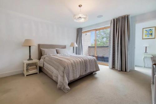 Ravenscourt Park House | VW5 - Luxury 3 Bed Townhouse with Parking - by Short Stories London