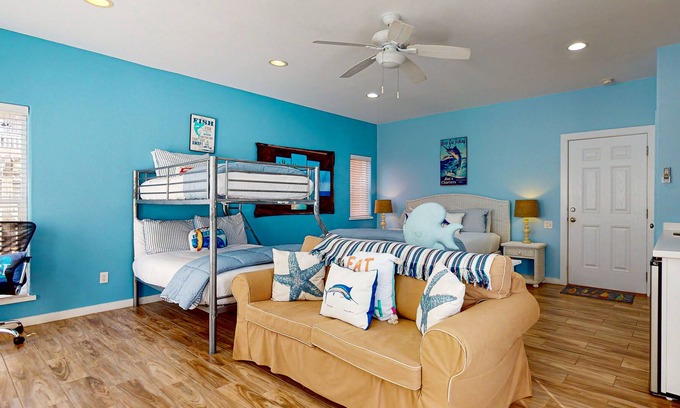 Port Aransas Apartment | VWST47 Efficiency studio, Gated community at Village Walk, 2 Shared Pool, Near Beach!