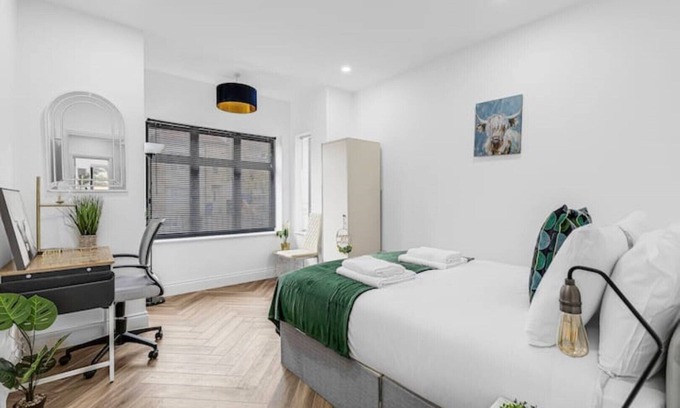Hobbayne Apartment | W London luxury elizabeth line