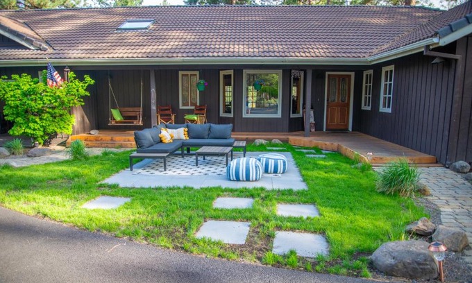 Sisters House | Wagon Wheel Home