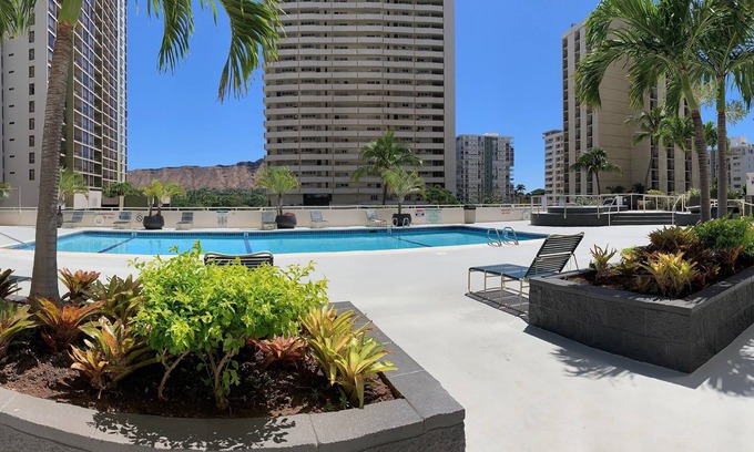 Waikiki Apartment | Waikiki Banyan 1812 Tropical Oasis Parking and WiFi
