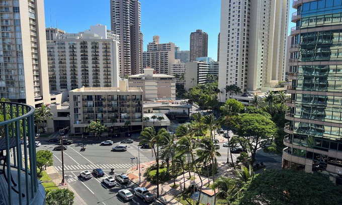 McCully - Moiliili Condo | Waikiki Condo high walk score, 2 Bdrms w/doors, pullout sofa