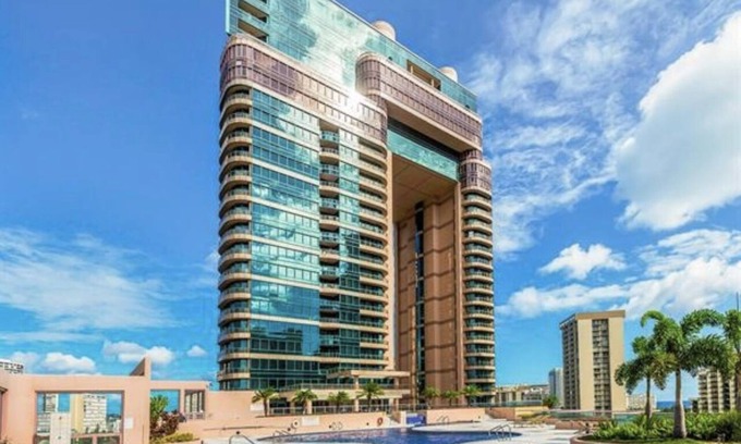 McCully - Moiliili Condo | Waikiki Landmark Resort and Condos - Breathtaking 2 Bed/2 Bath, Free Parking