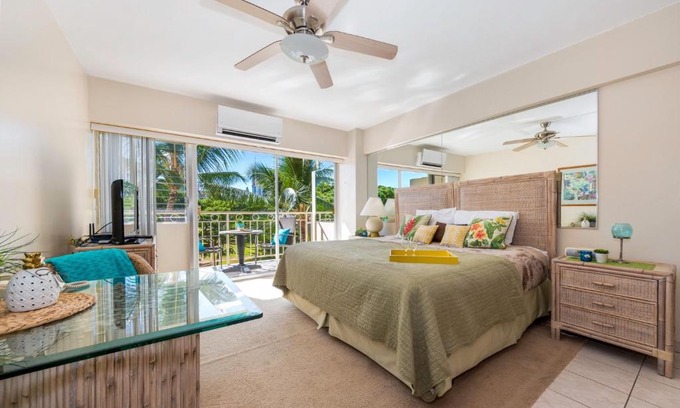 Waikiki Apartment | Waikiki Shore 305 (beachfront/balcony)