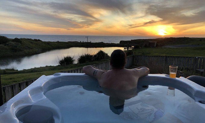 Waverley House | Waipipi - Beach Front Accommodation