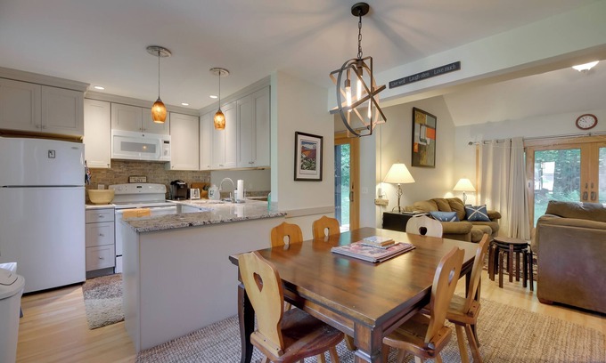 Waitsfield Condo | Waitsfield Condo w/Pool & On-Site Trail Access!