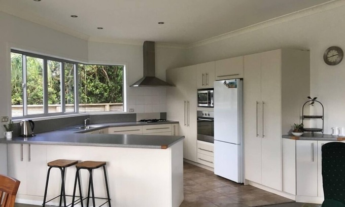 Tairua House | 'Waitui' Bach @ Tairua Beach. Tranquil holiday space.